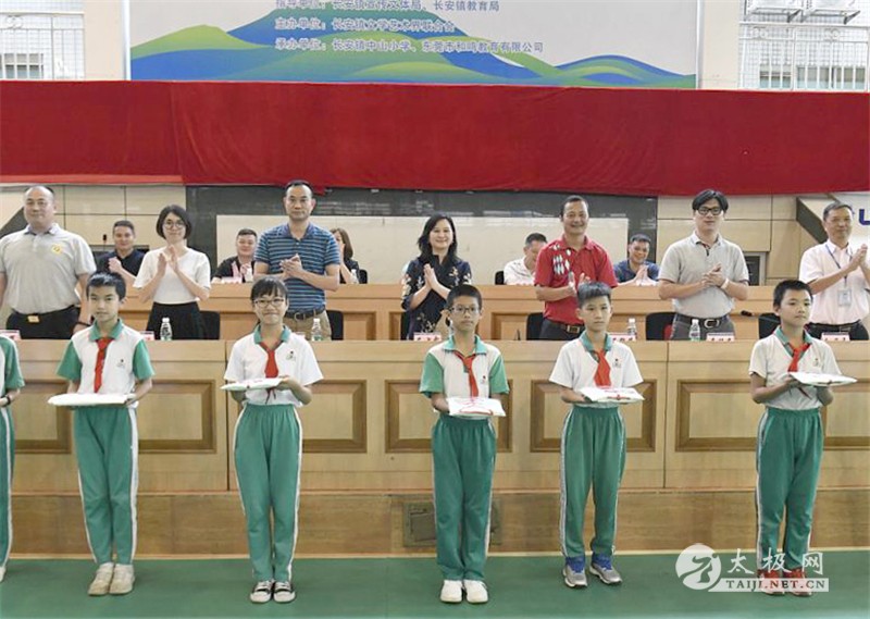 与会领导向学生代表赠送太极服5月29日,东莞市长安镇中山小学举办太极