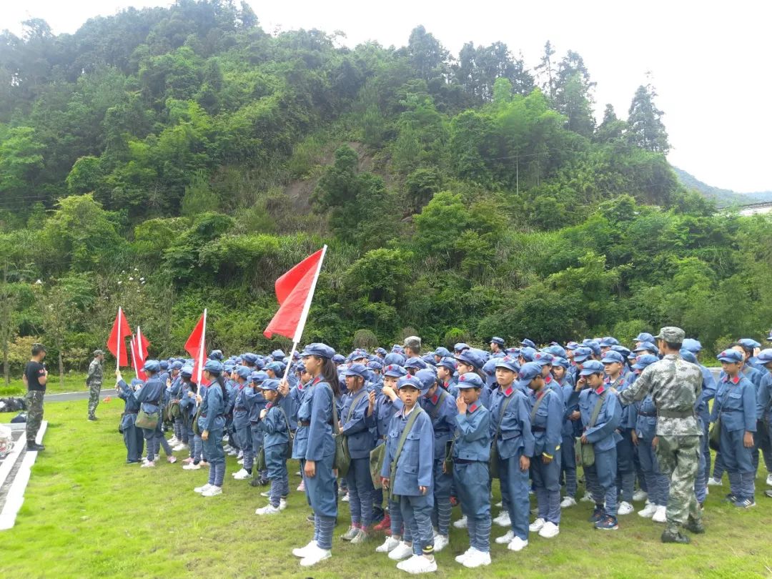 2破冰组团来到井冈山穿上红军服,重走红军路,忆往昔峥嵘岁月,以一个"
