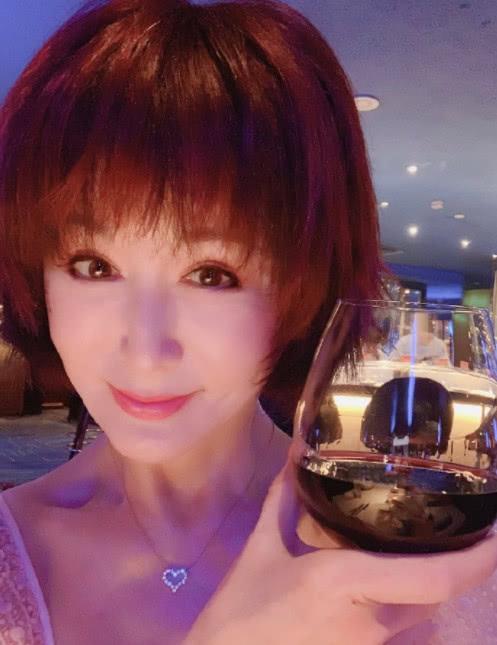 69岁潘迎紫晒自拍肌肤细腻气质满分手举红酒杯晚年生活惬意