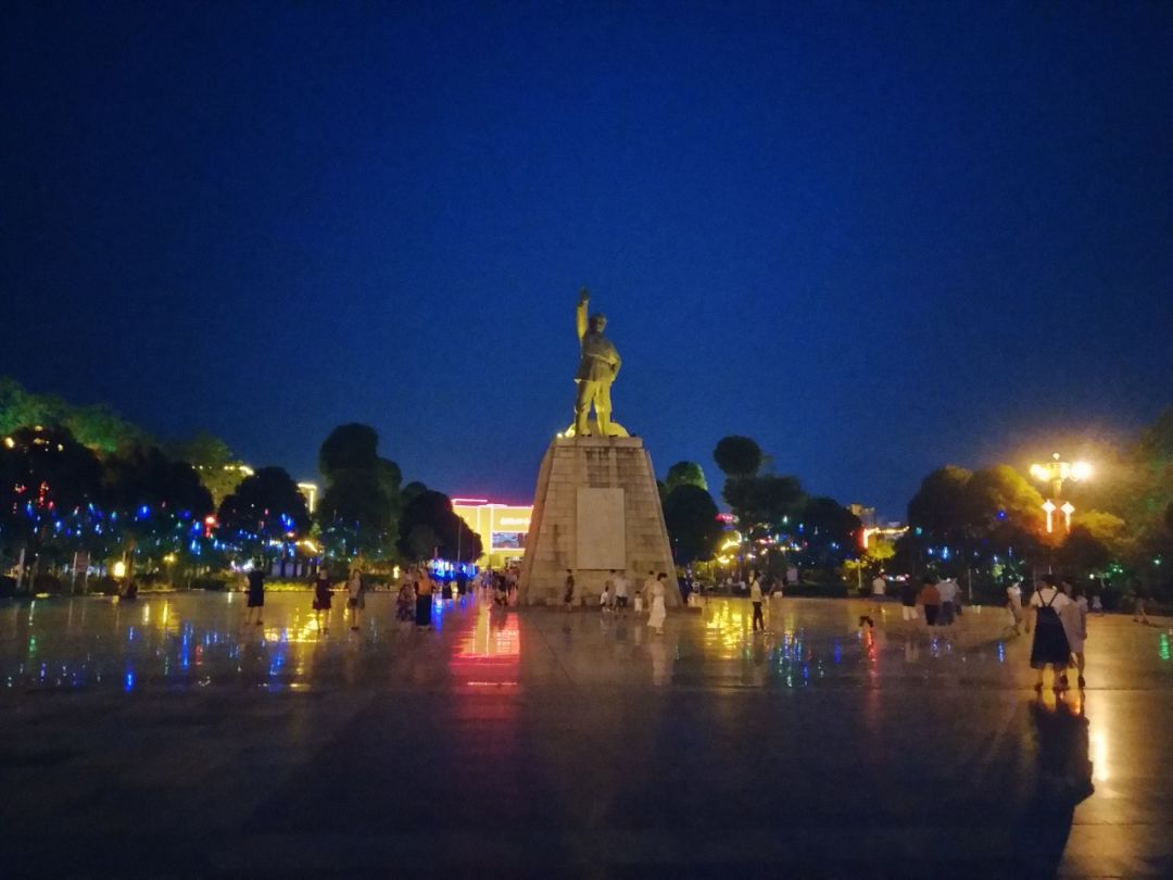 夜色广场特色街区让夜的龙州别有一番韵味