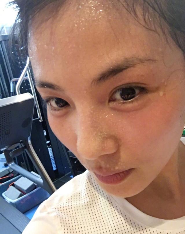刘涛晒健身照香汗淋漓素颜出镜马甲线超抢眼画面充满少女感