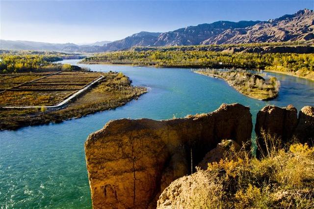 流入大海行程五千多千米终于汇成奔腾的黄河越过平原绕过高山流过草地