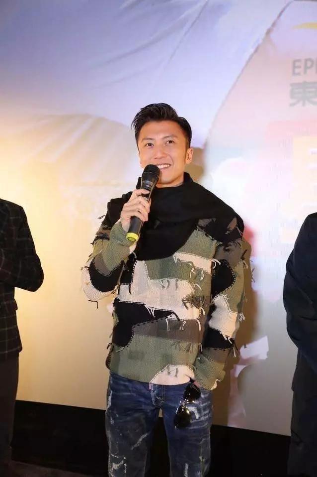 当年火过李易峰的他现在给谢霆锋递话筒只怪名字起得不好