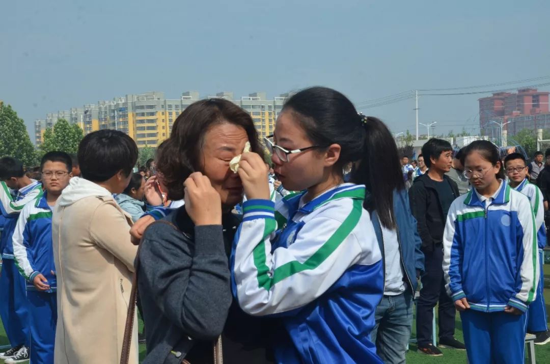 万荣县实验中学感恩励志壮歌远行实验中学举行2019届九年级学生毕业