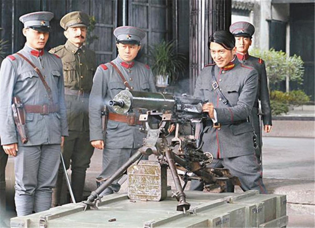 清朝末年军阀混战,一开始是袁世凯做大总统,此后北洋军政府直系,皖系