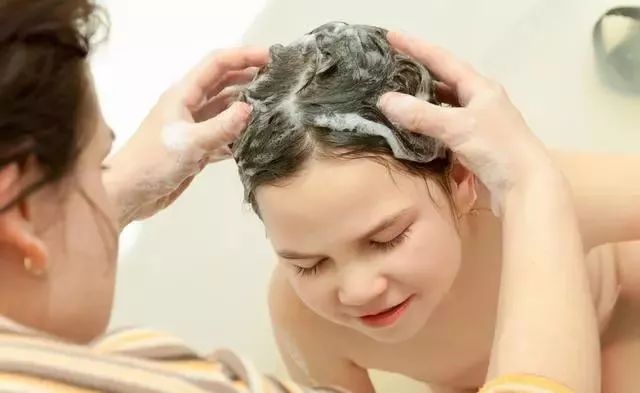 宝宝不爱洗头只能强迫吗5招解决办法让你不用愁