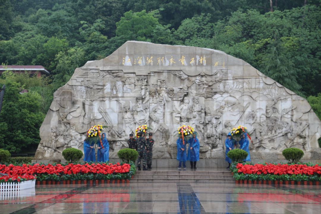 卡友地带全体人员首先前往大蜀山革命烈士陵园参观学习,瞻仰烈士纪念