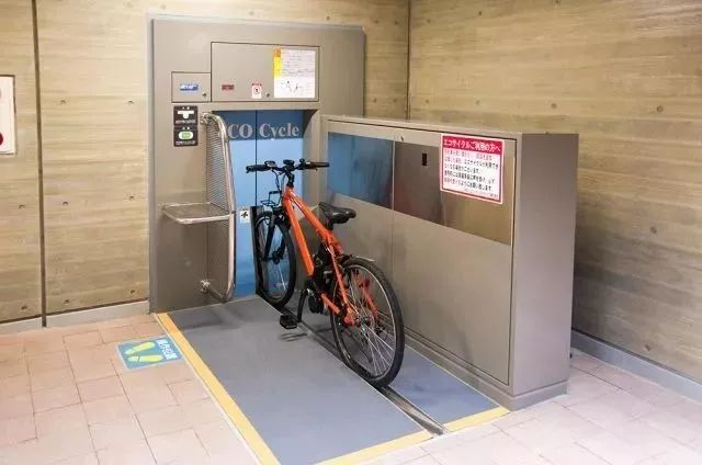 设备便会迅速将你停放的自行车从车库中取出,送回到你面前