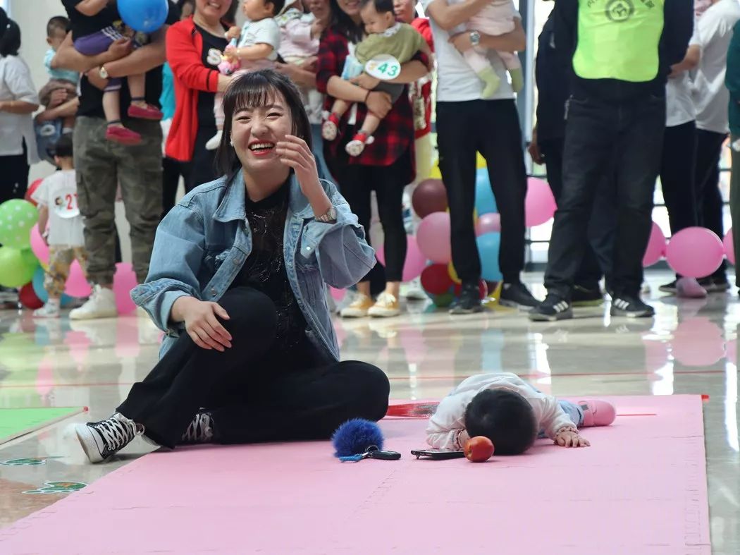 为了使宝宝快速完成爬行比赛,家长们使出浑身解数,各种玩具,生活用品