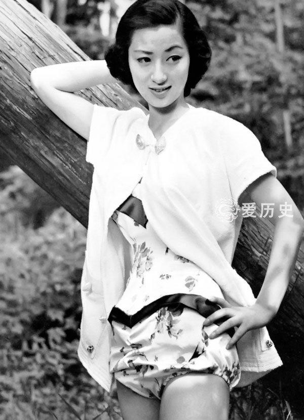 原创五十年代老照片里的日本时尚女性 降落伞裙和热裤引领着潮流