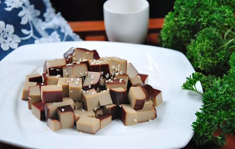 勤劳朴实的石牌人凭借着祖传的手艺创造出了"豆腐奇迹"镇上诞生了多位