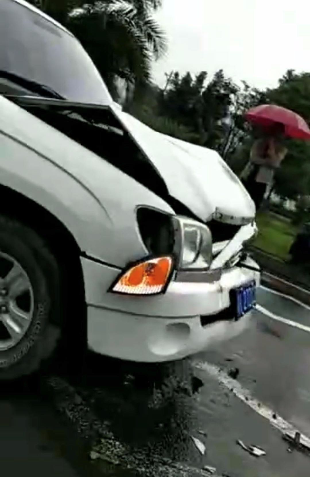 黔东南榕江三车追尾,其中两车引擎盖直接翘起,现场狼藉一片_事故