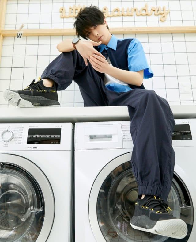 华晨宇这条"烟囱裤",看着很显胖,却让他腿长一米八都不止!_裤子