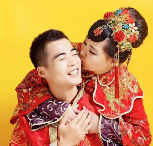 他曾是二人转演员,创办艺术学校,如今33岁婚姻很幸福_郭旺