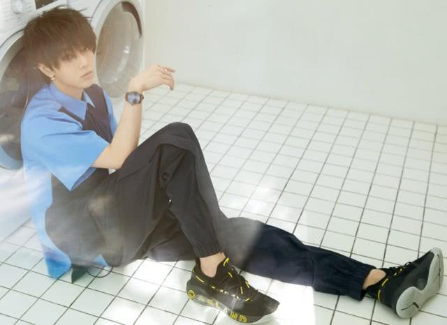 华晨宇这条"烟囱裤",看着很显胖,却让他腿长一米八都不止!