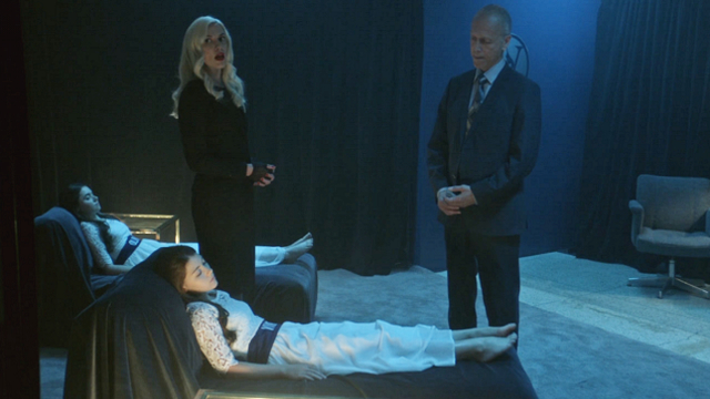 一群女孩被囚禁圈养长成妙龄少女后就会被卖给有钱人