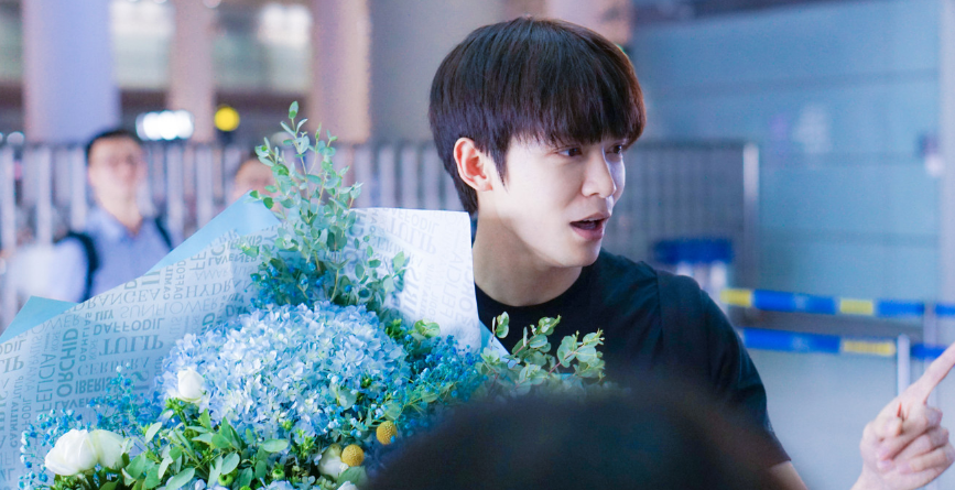 马雪阳被淘汰,粉丝用"马头"接机,自称得到一线待遇,买粉了?