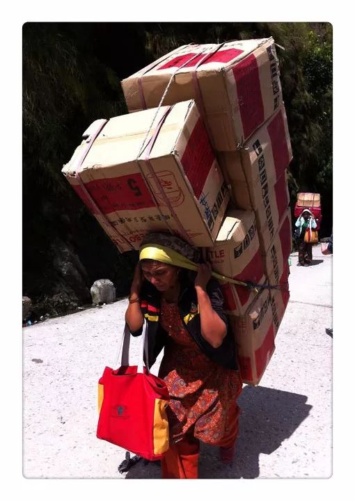 肩扛着各式货物通过中尼边境的友谊桥,或是以扛货赚钱类似重庆的棒棒