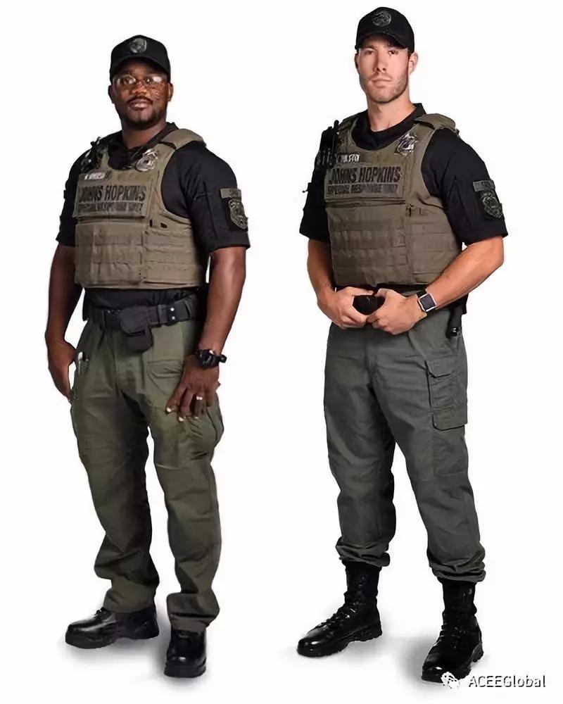 以上是私营保安公司的雇员,他们的工作是在校园内巡视,他们驾驶标有"