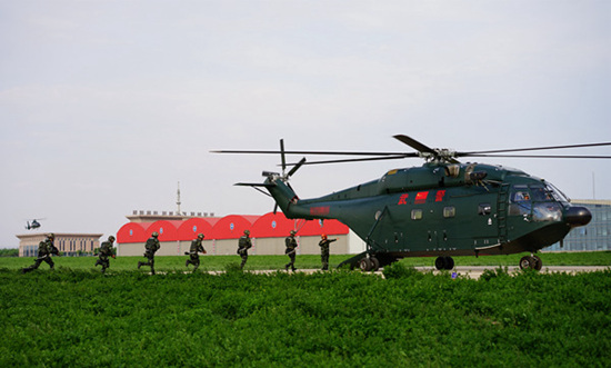 武警某部直升机支队直升机一大队飞行员与特战力量进行空地融合训练.