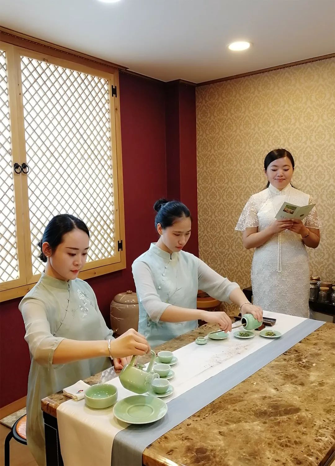 朱晓丽茶艺师主泡,樊凡和袁倩两位茶艺师分两侧助泡,胥佳老师担任解说
