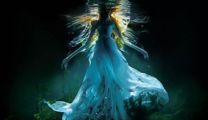 图 / 《美人鱼之死亡湖》黑头发像海草一样胡乱地漂浮着,向下俯视的挺