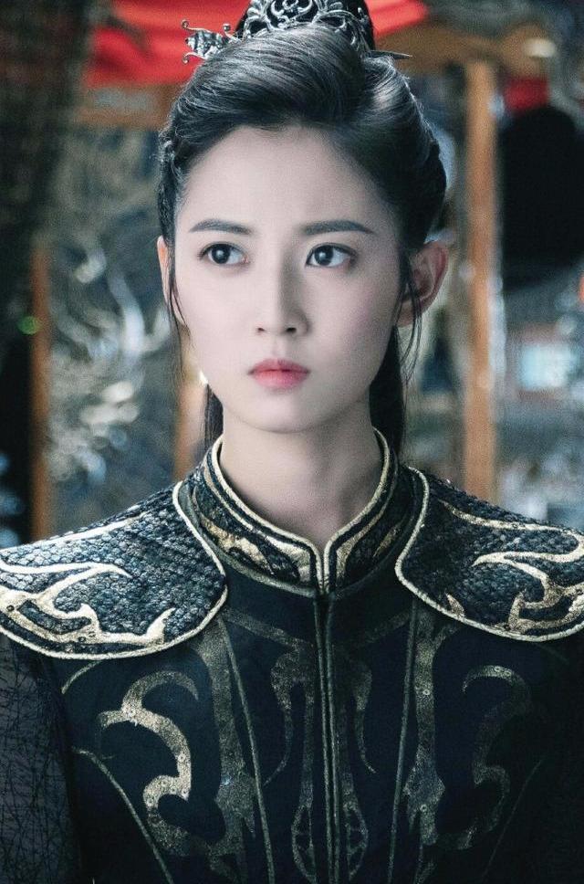 月上重火定妆照中罗云熙和陈钰琪这不就是润玉和鎏英