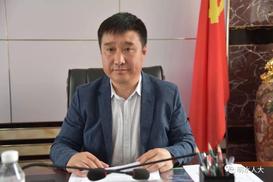 县十七届人大常委会第二十次会议召开