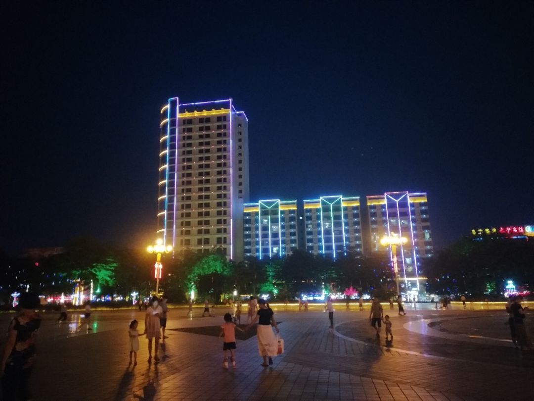 夜色广场特色街区让夜的龙州别有一番韵味