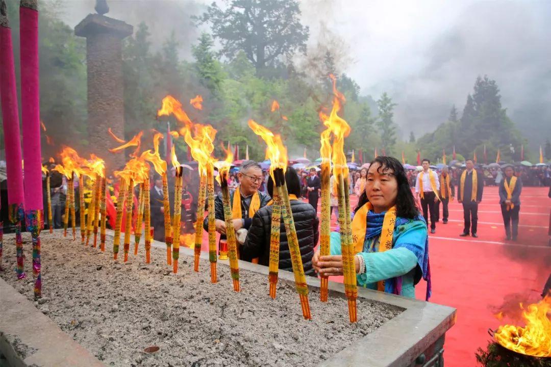 传承民族文化今天十省市千余人神农架寻根炎帝神农