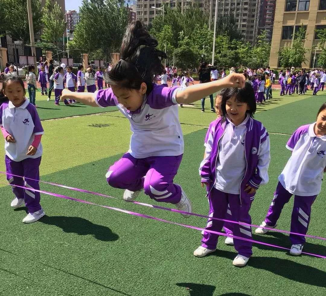 滚铁环跳房子攒嘎拉哈小学生体验老游戏的快乐