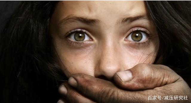 人贩子捂嘴绑架小孩图片