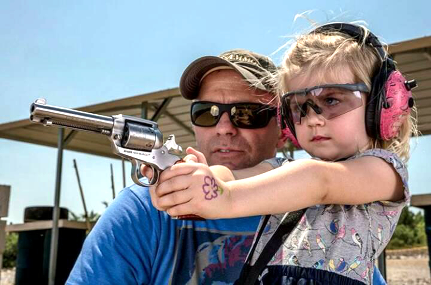 1/8小女孩和鲁格左轮taurus millennium g2fnx-45手枪是fn公司继fnx-9