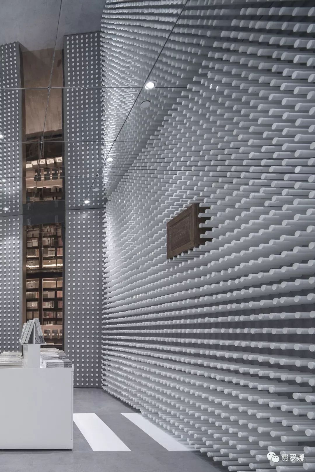 满墙阵列的白色圆管,每一根都可以自由伸缩进墙体,通过这样的机动性