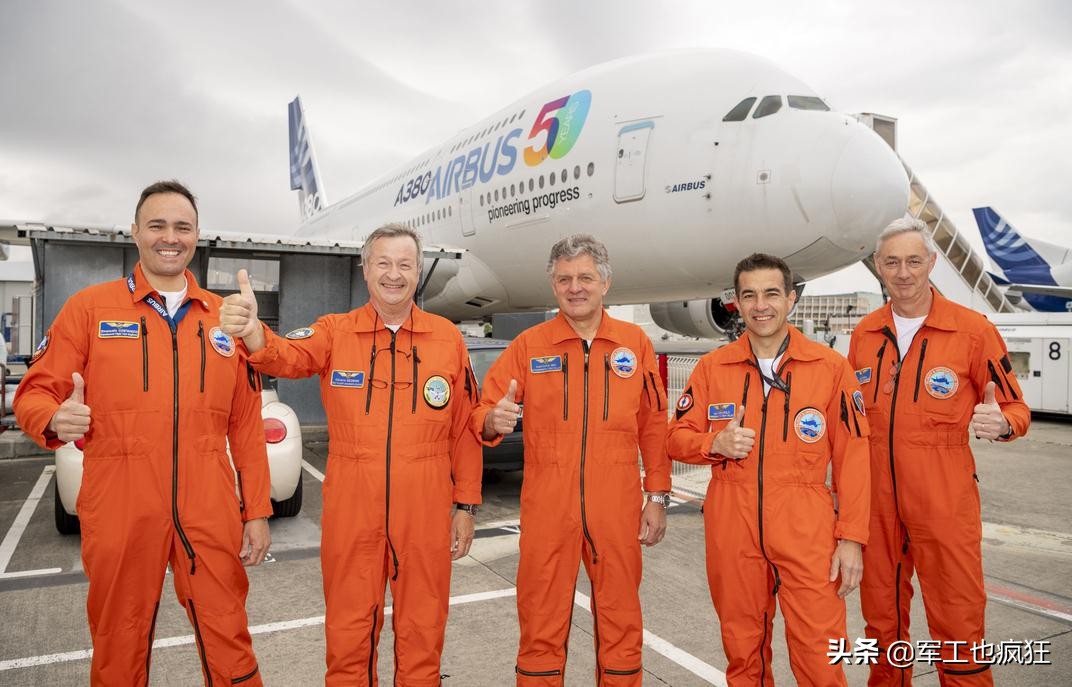 空客举行50周年庆典飞行蓝天之上优雅翱翔