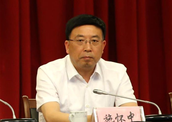 施怀中主持会议,并就贯彻会议精神提出了具体要求:要以最高的站位,更