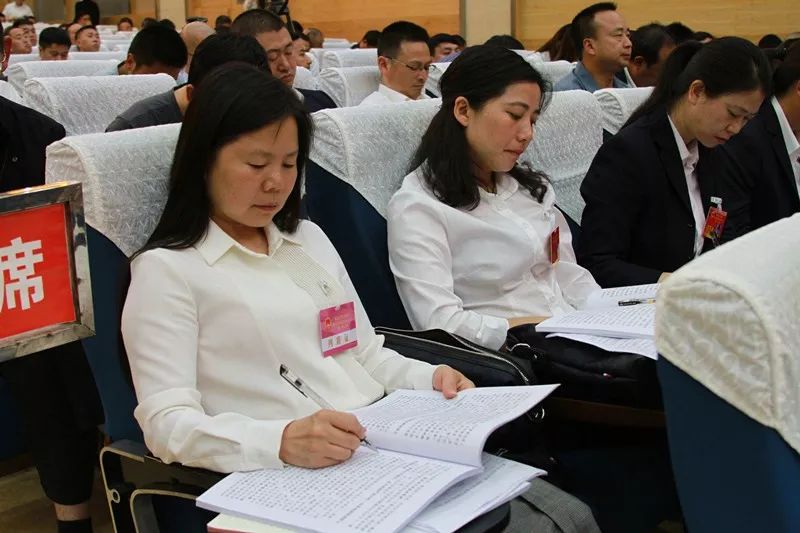 聚焦两会务川仡佬族苗族自治县第八届人民代表大会第三次会议隆重开幕