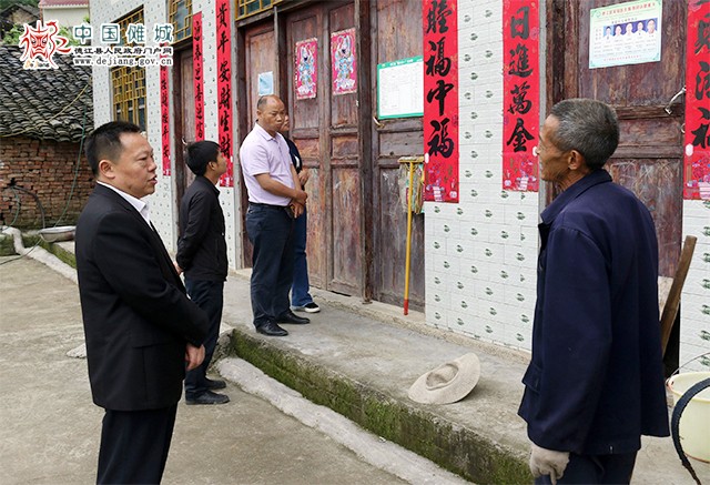 商友江在复兴镇梅子村就农户住房安全保障工作进行调研