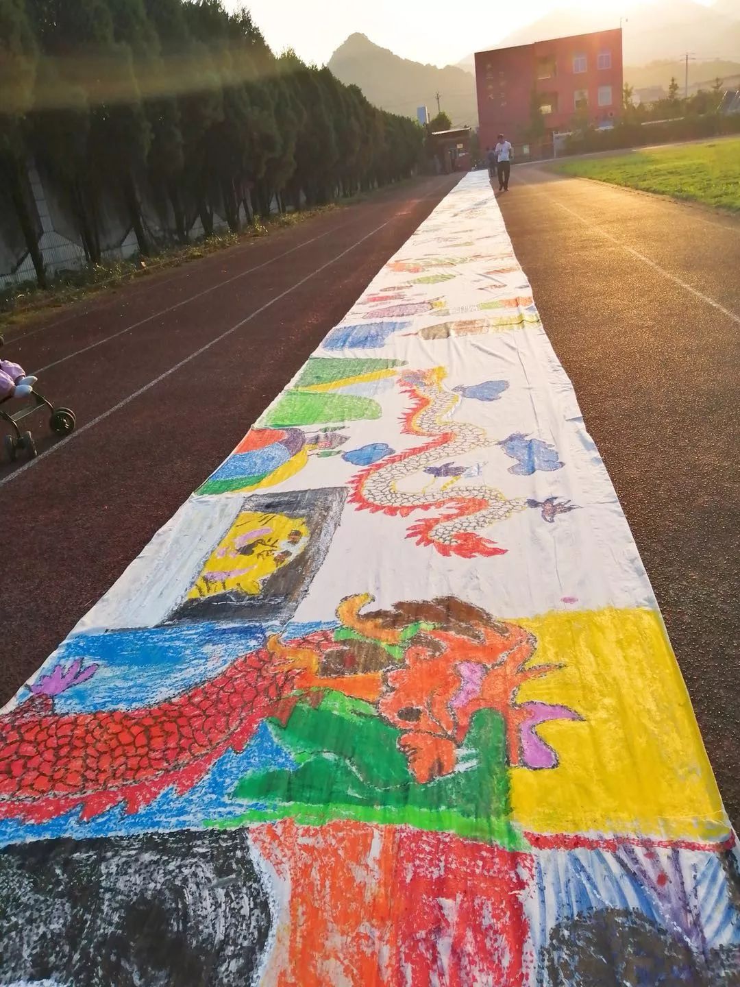 童心共筑绘梦长龙北白象镇茗西学校开展百米长卷绘画活动
