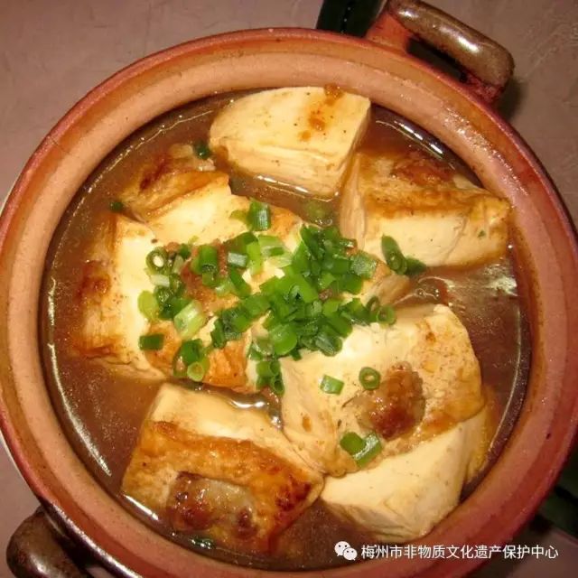 盐焗鸡和梅菜扣肉梅州美食三宝据《兴宁县志》和《兴宁杨氏族谱》记载