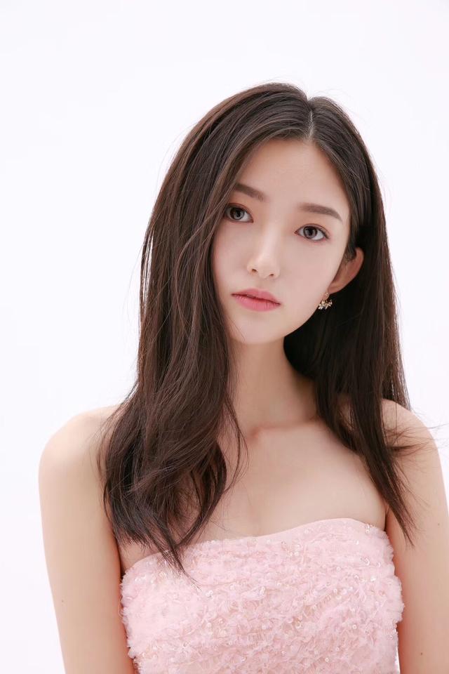 张晗作为一名新生代演员,曾在热播剧《皓镧传》,银幕电影《大侦探霍桑