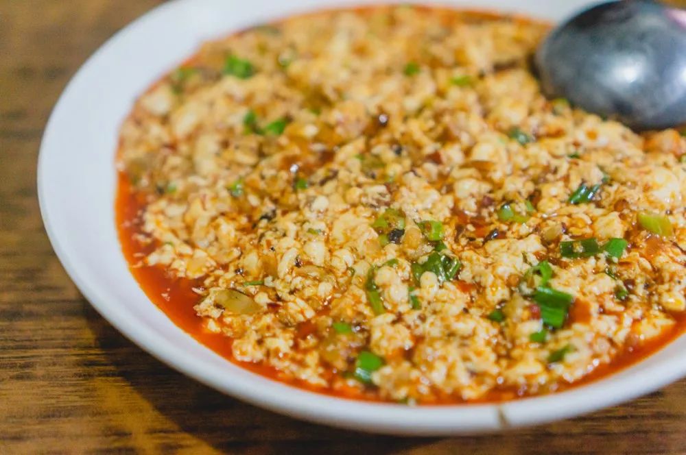 鸡哈豆花 豆花里加了一些切碎的榨菜颗颗,清脆的榨菜让豆花的啃感