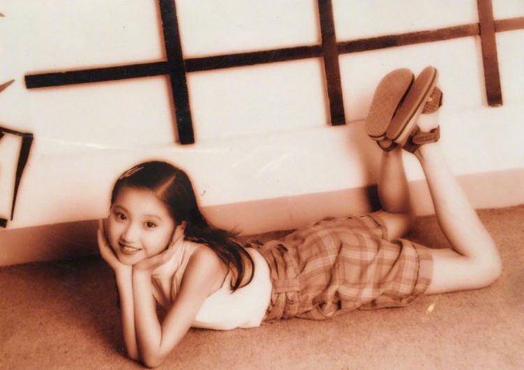 原创景甜罕见童年照曝光脸小眼大腿长网友从小美到大