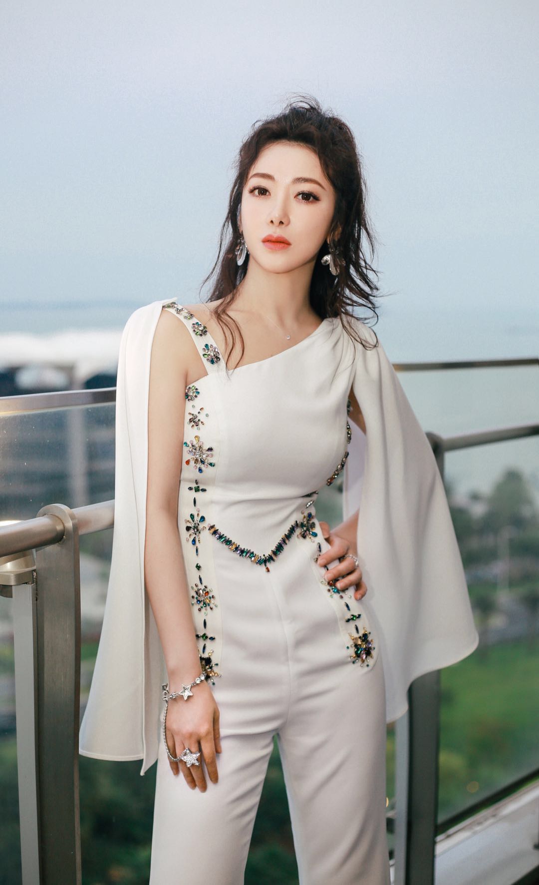 陈紫函出席发布会活动 黑裙闪耀星光熠熠