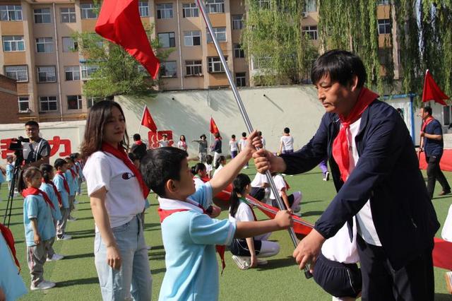 长治市火炬中学举行争做新时代好队员新队员入队暨红色传递仪式