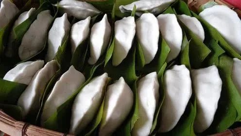 萝卜粄通常都以萝卜丝,腊肉,香菇,虾米,花生米,葱为馅料,再包进糯米团