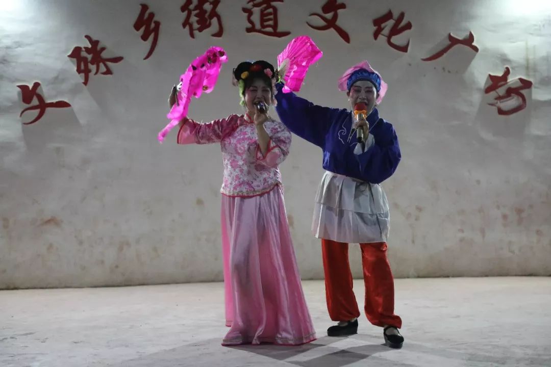 光山花鼓戏是由当地民间小调和花会舞蹈逐步孕育而成的地方剧种,现为