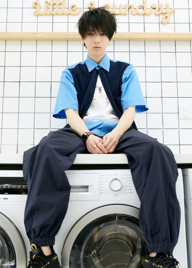 华晨宇这条"烟囱裤",看着很显胖,却让他腿长一米八都不止!_裤子