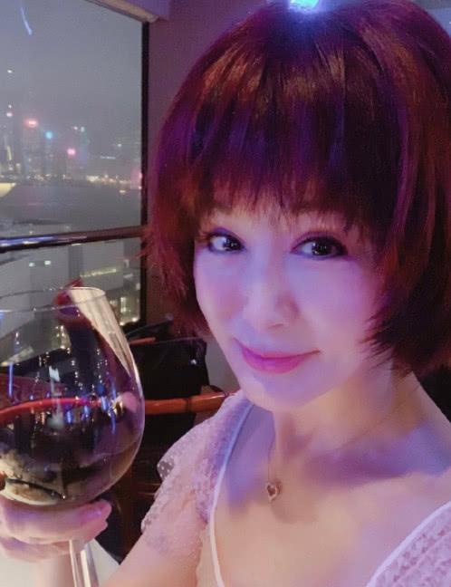 69岁潘迎紫晒自拍肌肤细腻气质满分手举红酒杯晚年生活惬意