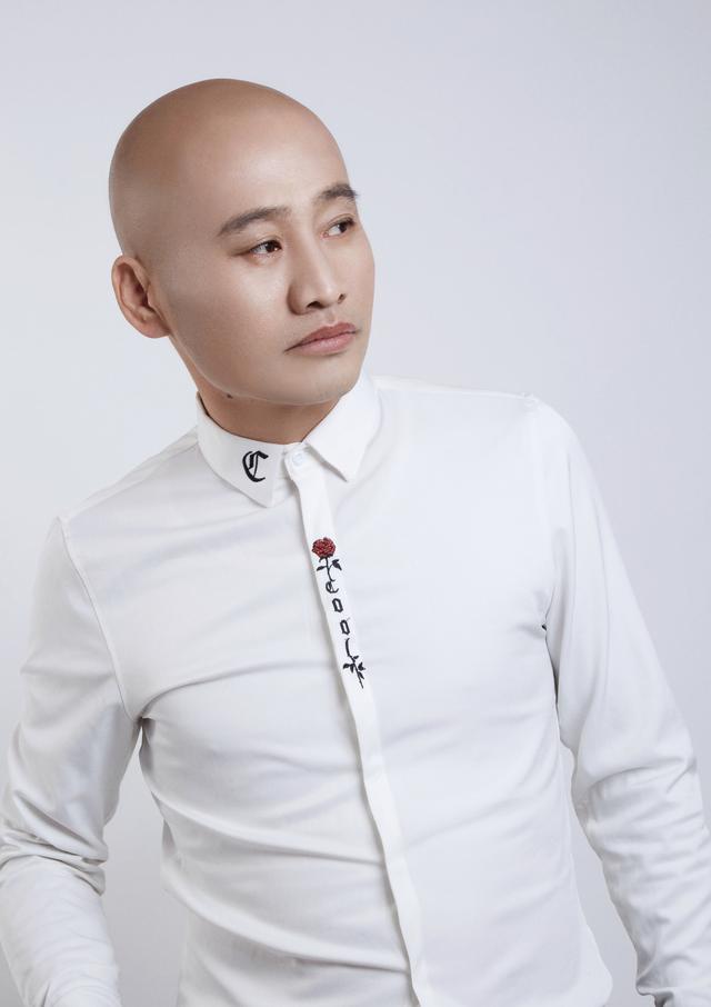 歌手张家成演唱山东汉子火爆后又出新歌挑山工歌颂新时代挑山工精神